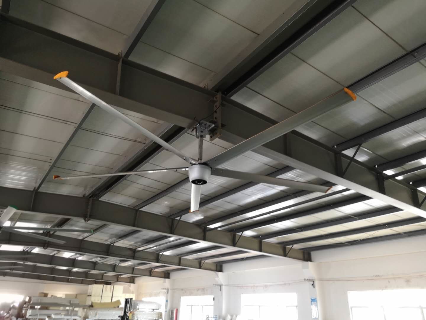 Fan de plafond de refroidissement silencieuse de la fan de plafond du foyer BLDC grande 220V avec la lame blanche