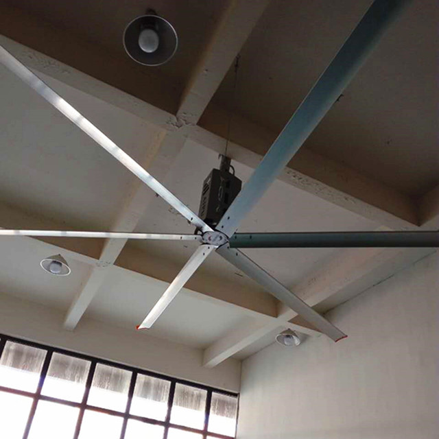 La grande fan de plafond d'air de fréquence variable, aèrent la fan de plafond industrielle moderne fraîche